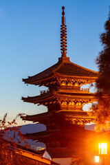 Fototapeta premium Yasaka pagoda on Ninenzaka street in old Kyoto at night, Japan