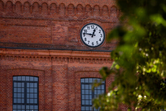 Fototapeta Zegar na odnowionym, odrestaurowanym budynku z cegły