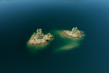 Obraz premium Inland lake islands in British Columbia, Canada