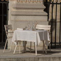 table de restaurant dressée en terrasse