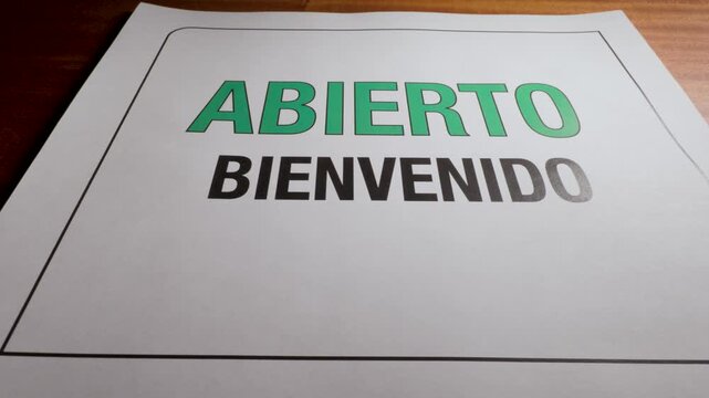 Letrero abierto bienvenido impreso en papel sobre superficie 3