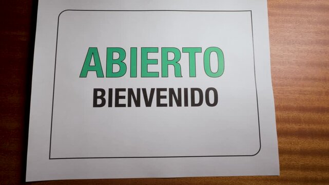 Letrero abierto bienvenido impreso en papel sobre superficie 2