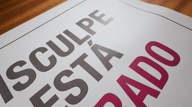 Letrero cerrado temporalmente sobre superficie de madera 8
