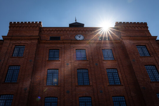 Fototapeta Zegar na odnowionym, odrestaurowanym budynku z cegły