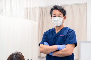 中年のデンタルクリニックの男性ドクター