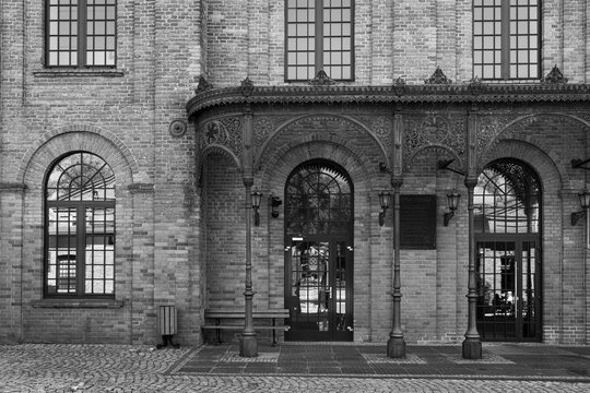 Fototapeta Ażurowe, metalowe wejście w budynku z cegły w Łodzi