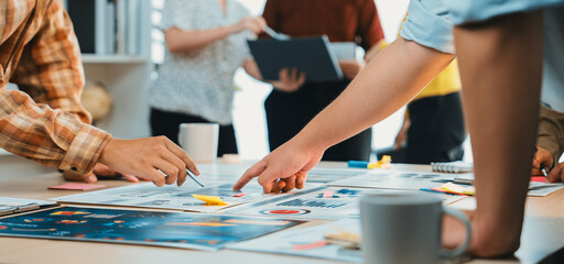 Obraz premium A dynamic scene of teamwork in a modern office, featuring hands engaged in collaborative strategy development and brainstorming, highlighting creativity and effective communication. SACTR