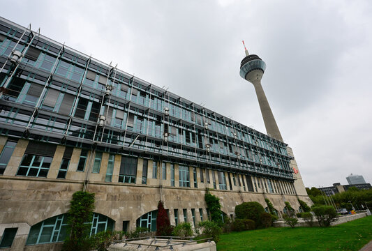 zdf haus un rheinturm in d&uuml;sseldorfer medienhafen, deutschland