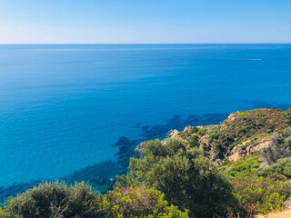 Mittelmeer-K&uuml;ste mit t&uuml;rkisblauem Wasser und felsiger Vegetation unter klarem Himmel &ndash; idyllische Sommerlandschaft in S&uuml;deuropa