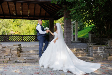 Fototapeta premium Couple exchanges vows in a beautiful outdoor setting during a summer wedding ceremony