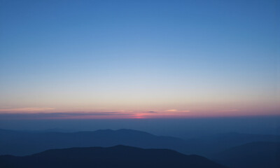 Fototapeta premium Ethereal Blue Hour Sky: A Serene Gradient of Twilight Colors