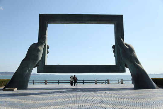 photo frame statue in Weihai City