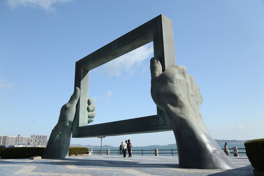 photo frame statue in Weihai City