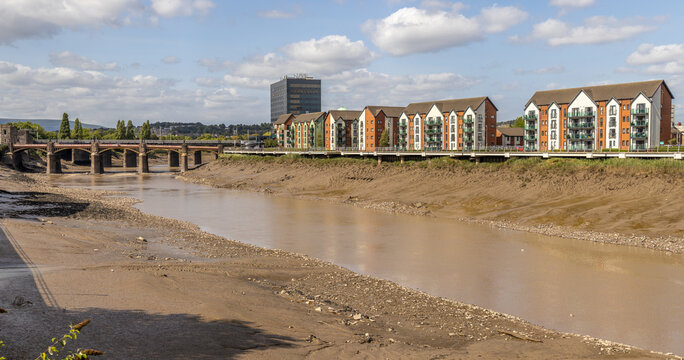 The River Usk at low tide, flowing through the centre of the city of Newport, Wales.