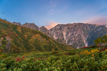 紅葉の八方山早朝ハイキングと北アルプス朝焼け