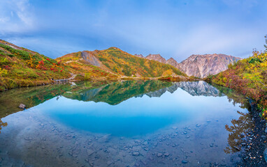 夜明けの八方池に映る紅葉の白馬三山