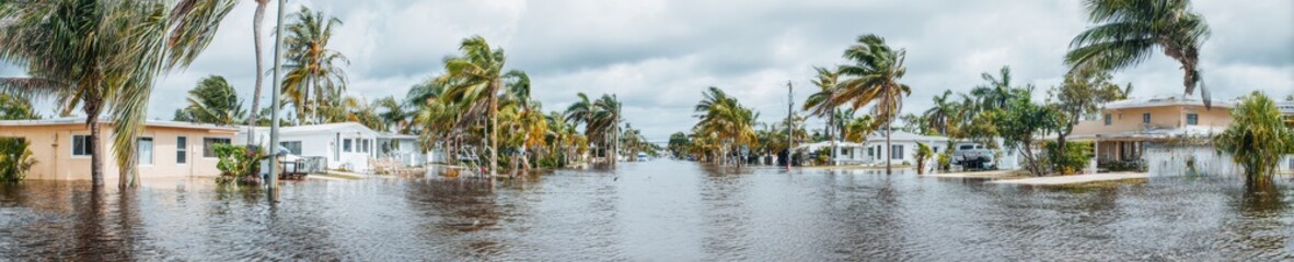 Naklejka premium Premium Aerial View of Coastal Flooding in Fort Lauderdale After Hurricane Nicole Authentic Climate Crisis Impact for Environmental Marketing and Editorial Use