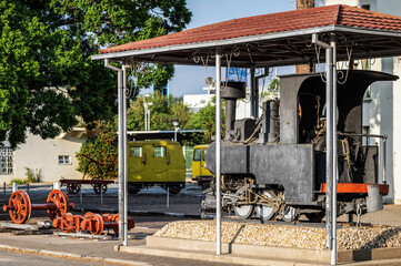 Ancienne locomotive à vapeur exposée devant la gare de Windhoek en Namibie