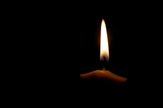 Trauer Kerze mit sanfter Flamme im Dunkeln