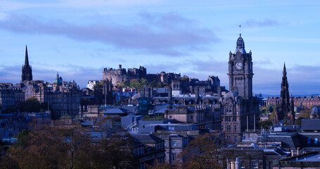 Obraz premium Edinburgh city skyline viewed from Calton Hill in Scotland, United Kingdom, a sweeping panorama of historic spires, neoclassical facades, and civic landmarks of the capital’s architectural legacy.