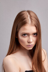 Naklejka premium A close-up image of a beautiful woman with blonde hair. The trend of advertising.