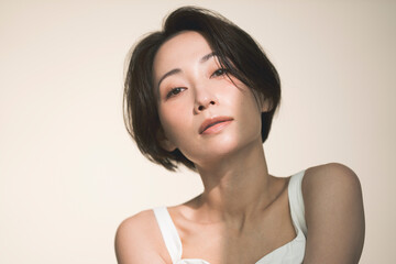 ミドル世代の日本人女性のビューティーポートレート。
