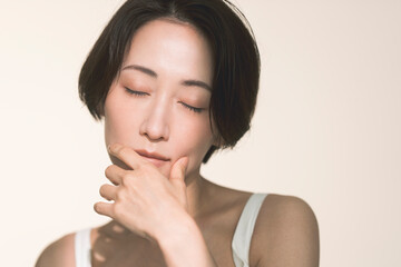 ミドル世代の日本人女性のビューティーポートレート。