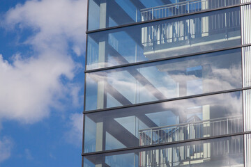 Left Bank Cologne Urban Charm
Historic west side blending culture, architecture, cuisine, and lifestyle.
