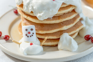 スノーマンと積み重さねたパンケーキのブランチ