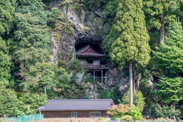 日本の鳥取県若桜町で見た岩屋に埋まった寺院