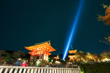 Fototapeta premium Kiyomizu-dera temple at night in Kyoto, Japan