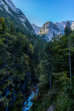 Bergwanderung durch die wundersch&ouml;ne Bayrischen Alpen vor den Toren von Garmisch-Partenkirchen hinauf zur Zugspitze - Bayern - Deutschland