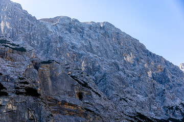 Bergwanderung durch die wunderschöne Bayrischen Alpen vor den Toren von Garmisch-Partnenkirchen hinauf zur Zugspitze - Bayern - Deutschland
