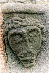 sculpture sur pierre d'un visage, signe religieux, PNG fond transparent