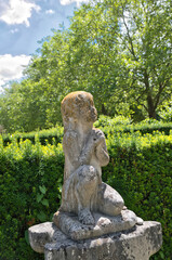 kleines Kind im Gebet auf einem Grabstein auf einem Münchner Friedhof © Blende8