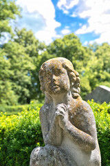 schönes betendes Kind in Stein gehauen auf einem Münchner Friedhof © Blende8