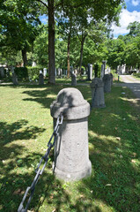 sehr schöne steinerne Einfriedung mit dicken Ketten  auf einem Münchner Friedhof © Blende8