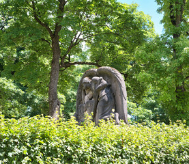 schöner sehr großer Engel vor einem Baum auf einem Münchner Friedhof © Blende8