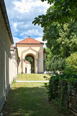 Seiteneingang zur Aussegnungshalle  auf dem Münchner Nordfriedhof © Blende8