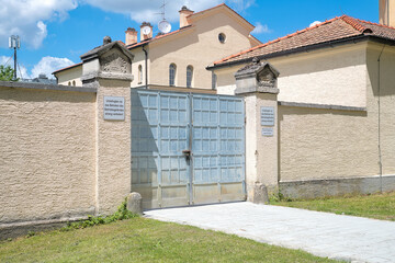 schön gestalteter Eingang zum Betriebsgelände  auf dem Münchner Nordfriedhof © Blende8