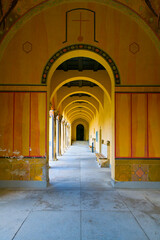 Durchgang zur Kapelle unter Rundbögen auf einem Münchner Friedhof © Blende8