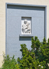 sehr schönes Darstellung von Maria mit dem Kind an eine Wand über dem Familiengrab auf einem Friedhof in Rosenheim  © Blende8