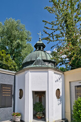 Sehr schönes kleines Mausoleum in einer Ecke des Friedhofes in Form einer kleinen Kapelle auf einem Friedhof in Rosenheim  © Blende8