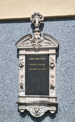 Zu Gedenken an die lieben Eltern  ein flacher Grabstein an einer Wand auf einem Friedhof in Rosenheim  © Blende8