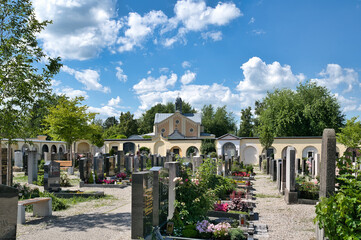 Wunderschön gepflegter Friedhof mit hellen Kieswegen auf einem Friedhof in Rosenheim  © Blende8