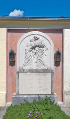 schöne Darstellung von Maria und Jesus zwischen zwei Grablaternen auf einem Friedhof in Rosenheim  © Blende8
