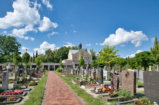 sch&ouml;ne gepflegte Gr&auml;ber und Wege auf einem Friedhof in Rosenheim 