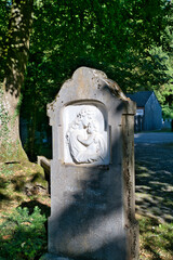 Wunderschöne Darstellung von Maria mit dem Kind auf einem  alten Grabstein auf einem alten Friedhof in Landsberg Lech © Blende8