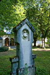 sehr alter Grabstein mit schöner Darstellung von Maria mit dem Kind auf einem alten Friedhof in Landsberg Lech © Blende8
