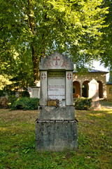 Farbig gestalteter alter Grabstein mit Hinweis auf einem Kriegsteilnehmer auf einem alten Friedhof in Landsberg Lech © Blende8